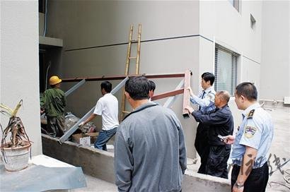 強(qiáng)壯男子打倒負(fù)責(zé)強(qiáng)拆執(zhí)法城管隊(duì)員