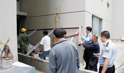 強(qiáng)壯男子打倒負(fù)責(zé)強(qiáng)拆執(zhí)法城管隊(duì)員