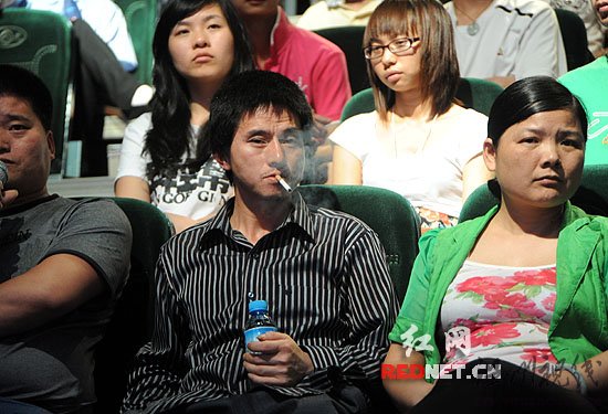 犀利哥錄節目不敢上臺家人否認靠其吸金(組圖)