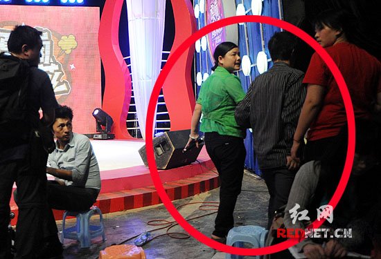 犀利哥錄節目不敢上臺家人否認靠其吸金(組圖)