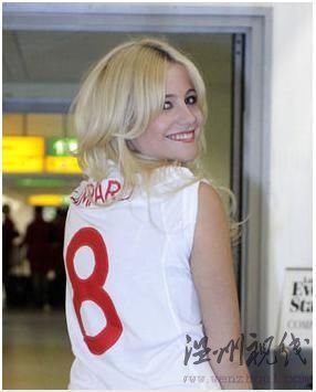 三獅球迷陸續抵達南非 美女歌手深愛拉帕德(圖)