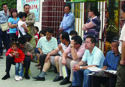 近百位家長(zhǎng)連排三天隊(duì)爭(zhēng)5個(gè)幼兒園招生名額