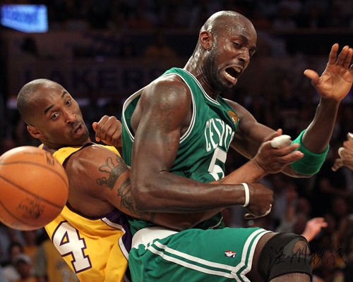 加內(nèi)特科比奮力爭(zhēng)搶球權(quán) KG遭撞擊表情痛苦(圖)