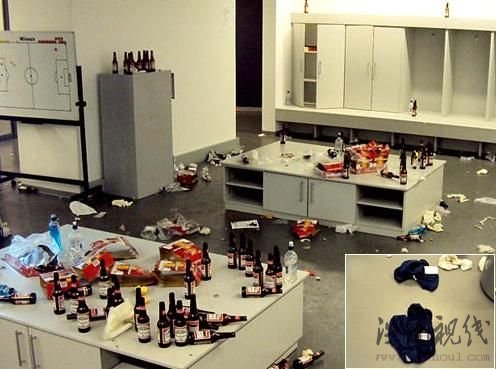 西班牙眾將脫內(nèi)褲慶祝 更衣室狂飲160瓶酒(圖)