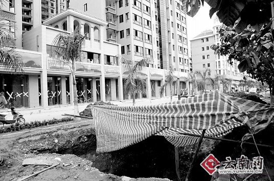 自來水管爆裂引路面塌陷致貨車沉入水中(圖)