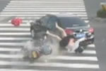 女子騎摩托車玩手機被撞飛