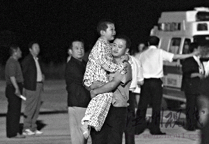 墜落客機飛抵機場7分鐘后出事 救援中持續爆炸