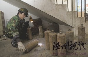 一名工作人員在清點(diǎn)水銀罐