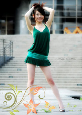 吊帶裙秀出美女好身材 性