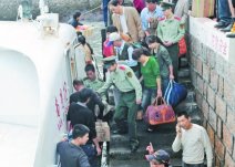 因“鲇魚”被困南麂島的游客撤離南麂島