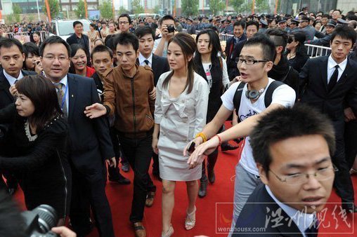 趙薇封百花獎(jiǎng)影后之后首次回到安徽合肥家鄉(xiāng)眾人“護(hù)駕”