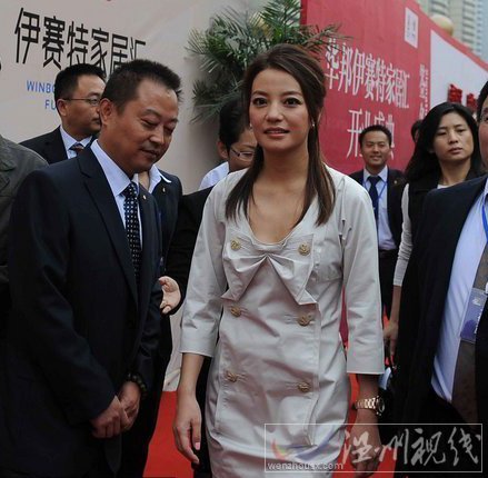 趙薇封百花獎(jiǎng)影后之后首次回到安徽合肥家鄉(xiāng)眾人“護(hù)駕”