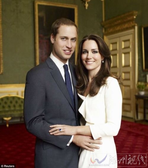 威廉王子準夫妻甜蜜訂婚照公布 凱特秀戒指(圖)