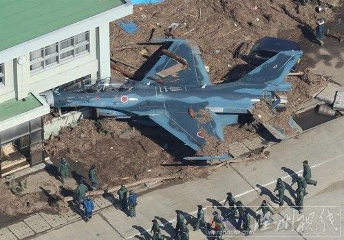 日本自衛隊的F-2戰斗機被沖撞到機庫的墻壁上，受損十分嚴重。圖片來源：日本新聞網