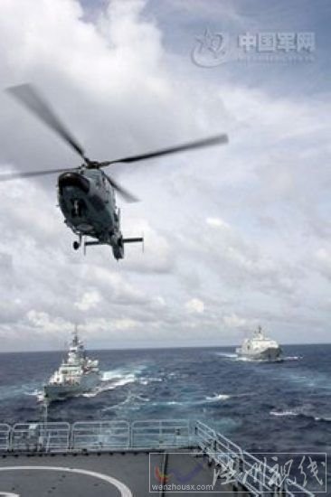 資料圖：右側(cè)軍艦為昆侖山號(hào)登陸艦