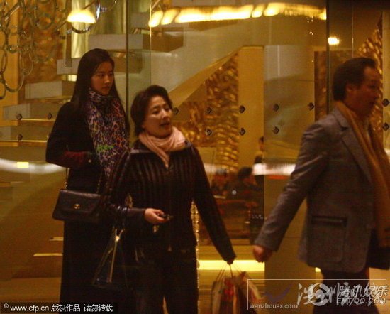 劉亦菲和媽媽、教父一起