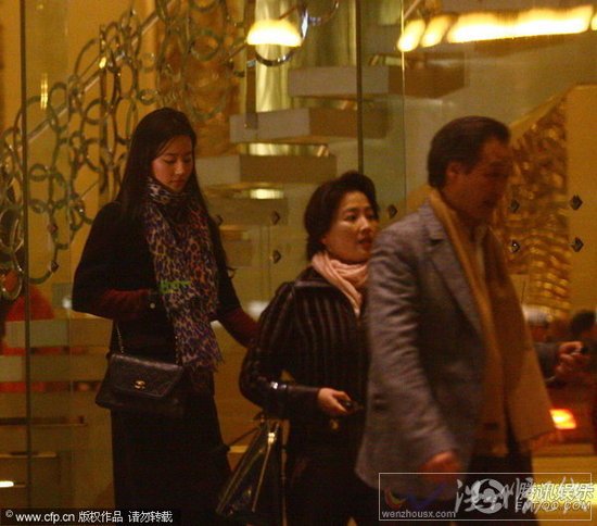 劉亦菲和媽媽、教父一起