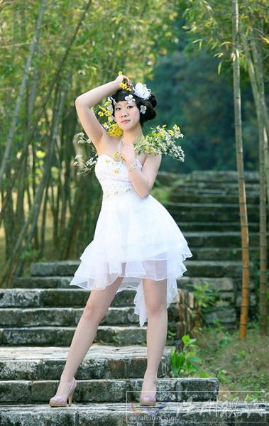 芙蓉姐姐婚紗寫(xiě)真曝光 再擺銷魂S造型