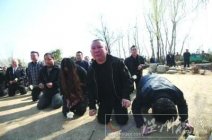 郭德綱、于謙率德云社演員吊唁恩師侯耀文被指炒作