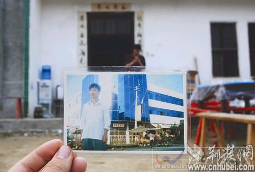 圖為：王剛就是從這個(gè)家門里走出來(lái)的,但他回來(lái)時(shí)已經(jīng)病入膏肓