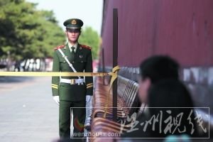 昨日，故宮北門內(nèi)東側(cè)被隔離，武警在這里站崗。5月8日，故宮內(nèi)發(fā)生展品失竊事件。