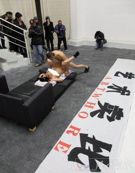 3月20日，成力正在進行行為藝術表演，表演之后他和搭檔就被警方帶走了。