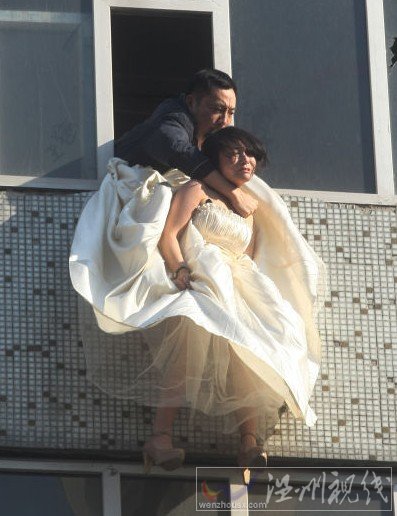 郭中凡緊緊抱住輕生女子脖頸