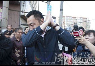 郭中凡向群眾致意