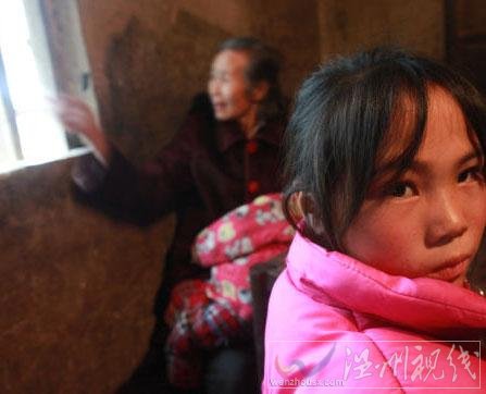  鳳形村11歲的女孩袁娟娟，寄居在姥姥家。她的妹妹8個月時被搶走至今下落不明。陪記者采訪的村民說，她的媽媽已經精神失常。 記者 李漠 攝