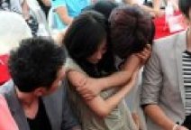 楊冪在時裝劇發布會遭投資人熊抱 馮紹峰好奇的盯著