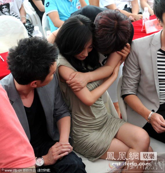 楊冪遭投資人熊抱