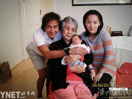 齊秦首度女兒和太太的合照