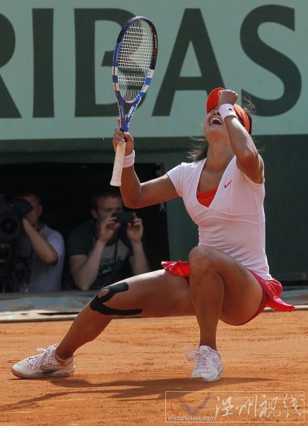 李娜興奮倒地慶祝首座大滿貫