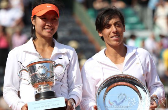 李娜(左)與斯齊亞沃尼分獲冠亞軍