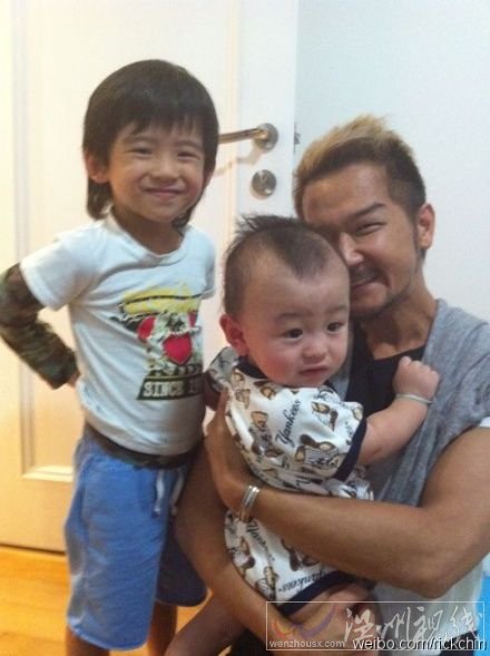 張柏芝兒子lucas又黑又瘦營養(yǎng)不良