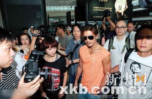 霆鋒手上貼著膠布