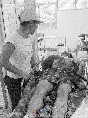 南京長虹路車禍:無牌保時捷撞飛環(huán)衛(wèi)工