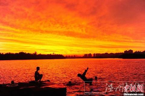 臺風“洛坦”臨近 海南現火燒云奇觀 