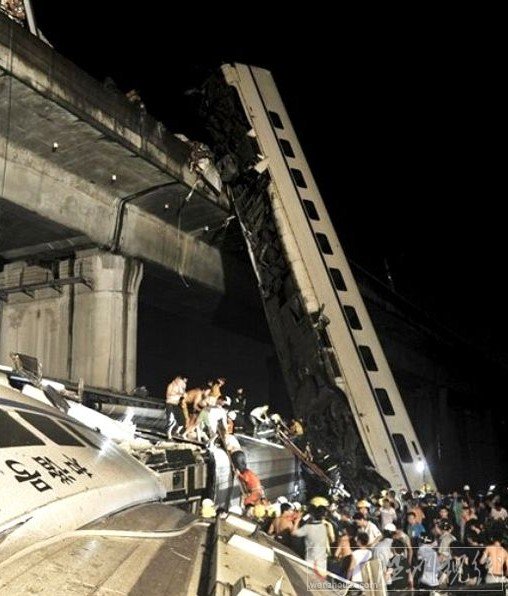 溫州動(dòng)車追尾事故現(xiàn)場(chǎng)