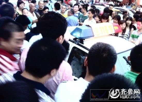 濟南獄警街頭打人遭上千人圍堵(組圖)