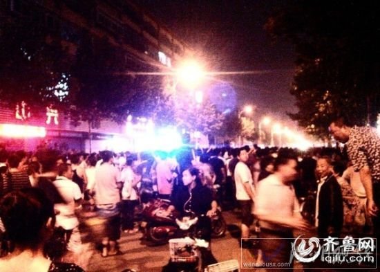 濟南獄警街頭打人遭上千人圍堵(組圖)