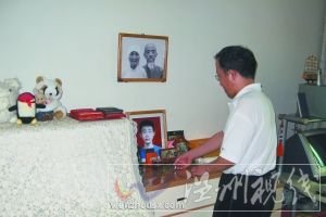 8月3日,藥慶衛在兒子藥家鑫的屋里,桌上放著藥家鑫的照片以及他最喜歡的濱崎步唱片。本報記者