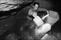 貴州特旱縣晴隆縣農(nóng)民每日到溶洞背取生活用水