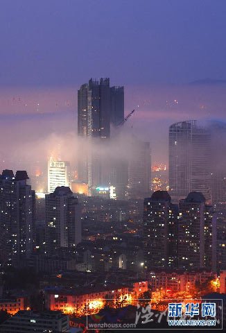 煙臺夜間平流霧美景 城市霧海中飄移
