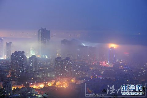 煙臺夜間平流霧美景 城市霧海中飄移
