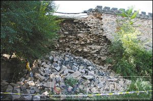 河北承德避暑山莊宮墻因降雨部分坍塌(圖)