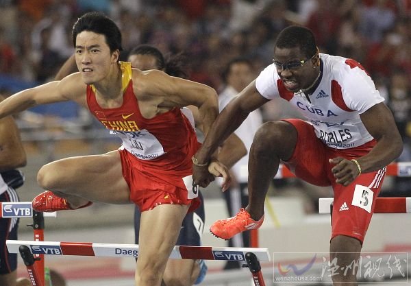 兩人手臂上接觸