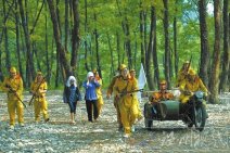 黃山區譚家橋鎮腦殘旅游項目 游客扮成侵華日軍攻打