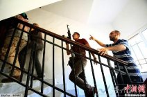 6輛裝甲車越境進入阿爾及利亞 卡扎菲或在車內