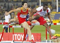 劉翔被羅伯斯“打手”兩次受干擾 羅伯斯金牌被取消